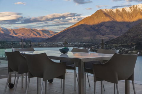 Mountain & Lake Views - Accommodation New Zealand 1