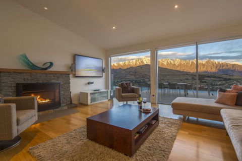 Mountain & Lake Views - Accommodation New Zealand 3