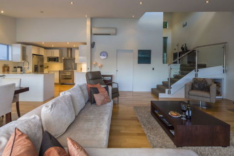 Mountain & Lake Views - Accommodation New Zealand 4