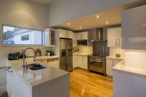 Mountain & Lake Views - Accommodation New Zealand 5