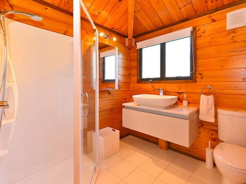 Lakefront Escape - Accommodation New Zealand 3