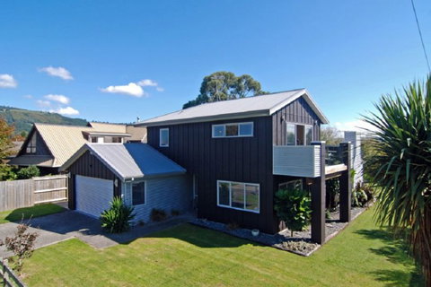 Zodiac Bay Lake Retreat - Accommodation New Zealand 0