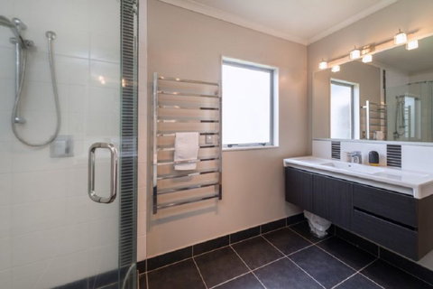 Zodiac Bay Lake Retreat - Accommodation New Zealand 2