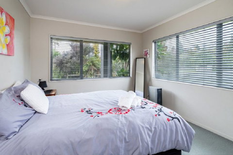 Zodiac Bay Lake Retreat - Accommodation New Zealand 3
