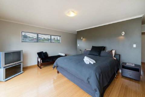 Zodiac Bay Lake Retreat - Accommodation New Zealand 4