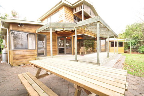 Lake Side Family Retreat - Accommodation New Zealand 0