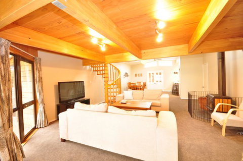 Lake Side Family Retreat - Accommodation New Zealand 1