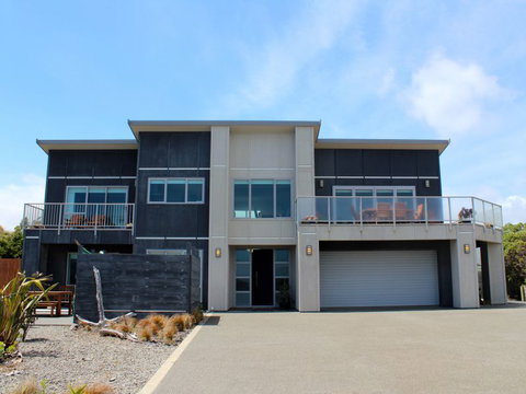 Waikanae Views - Waikanae Beach Holiday Home - Accommodation New Zealand 4