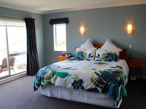 Waikanae Views - Waikanae Beach Holiday Home - Accommodation New Zealand 10