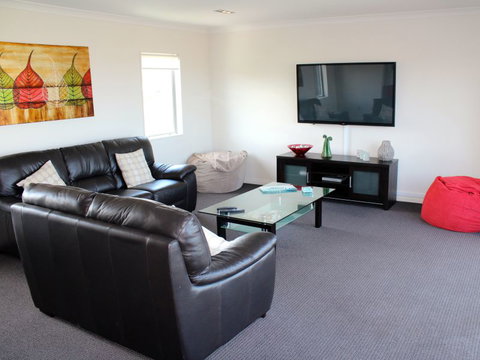 Waikanae Views - Waikanae Beach Holiday Home - Accommodation New Zealand 15