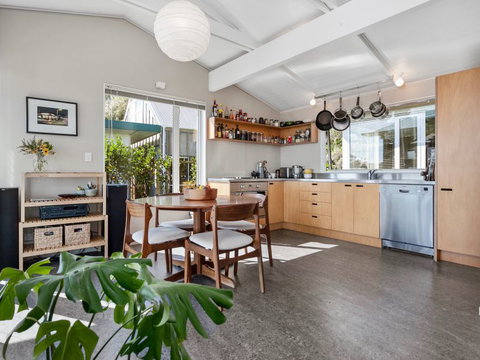 Ocean Beach Escape - Raglan Holiday Home - Accommodation New Zealand 10