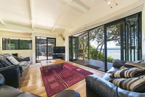 Beachfront Enclosure Bay - Accommodation New Zealand 0