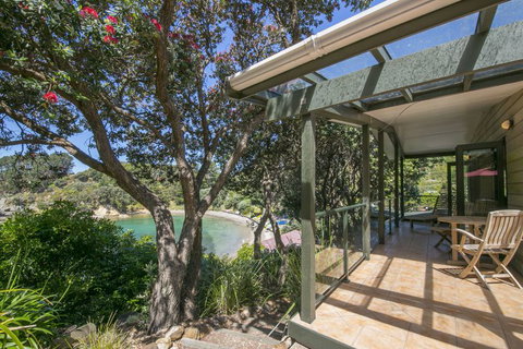 Beachfront Enclosure Bay - Accommodation New Zealand 1