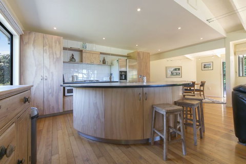 Beachfront Enclosure Bay - Accommodation New Zealand 2