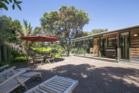Beachfront Enclosure Bay - Accommodation New Zealand 3