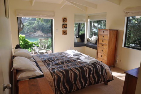 Beachfront Enclosure Bay - Accommodation New Zealand 4