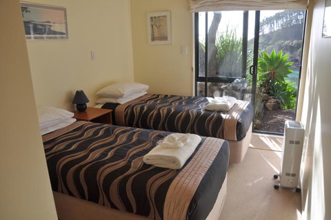 Beachfront Enclosure Bay - Accommodation New Zealand 5