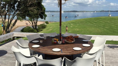 Tapeka Del Mar Beachfront Holiday Home - Accommodation New Zealand 1