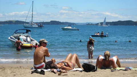 Tapeka Del Mar Beachfront Holiday Home - Accommodation New Zealand 4