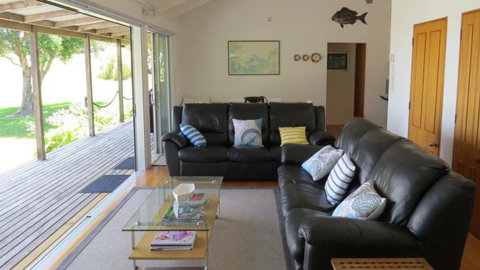 Tapeka Del Mar Beachfront Holiday Home - Accommodation New Zealand 6