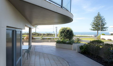 The Reef Beachfront Apartments - Accommodation New Zealand 9