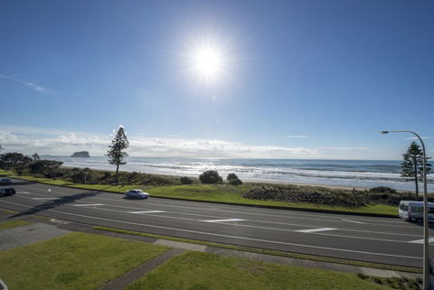 The Reef Beachfront Apartments - Accommodation New Zealand 11