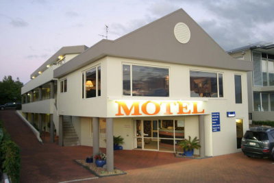 Baycourt Lakefront Motel