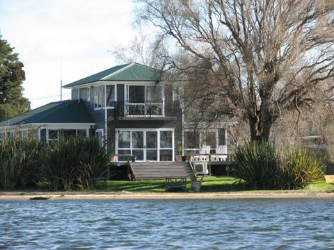 Shula's Lake House - Accommodation New Zealand 0