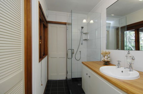 Whanga Bridge House - Accommodation New Zealand 3