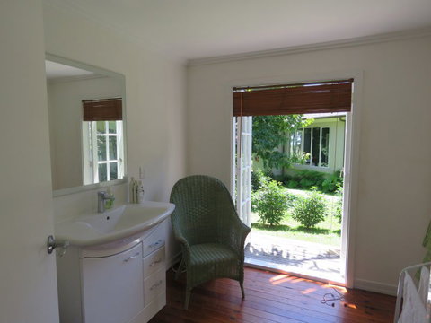 Bird Gardens Cottage - Accommodation New Zealand 6