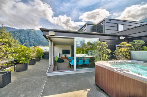 Penthouse On Hallenstein - Accommodation New Zealand 0