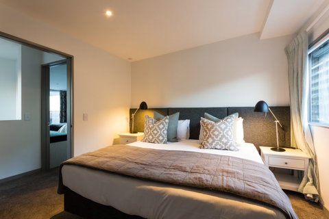 Penthouse On Hallenstein - Accommodation New Zealand 3