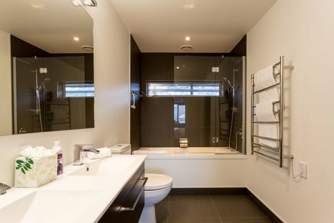 Penthouse On Hallenstein - Accommodation New Zealand 5