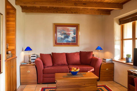 Straw Lodge Vineyard And Boutique Lodging - Accommodation New Zealand 2