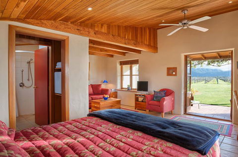 Straw Lodge Vineyard And Boutique Lodging - Accommodation New Zealand 0