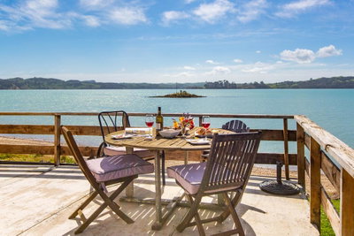 Stunning Oceanfront Beach House - Raglan Holiday Home