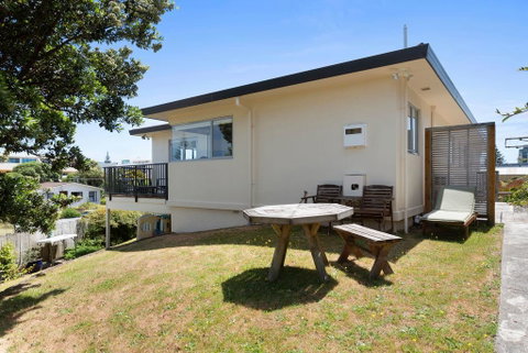 Sun On Seaview - Paraparaumu Beach Holiday Home - Accommodation New Zealand 2