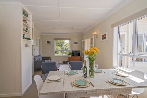 Sun Seeker Bach - Ferry Landing Holiday Home - Accommodation New Zealand 3