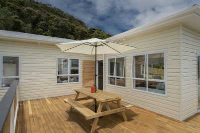 Sun Seeker Bach - Ferry Landing Holiday Home