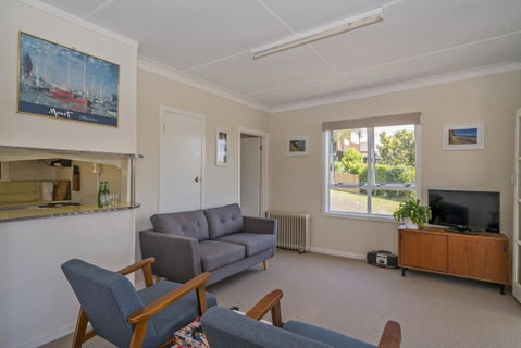 Sun Seeker Bach - Ferry Landing Holiday Home - Accommodation New Zealand 2
