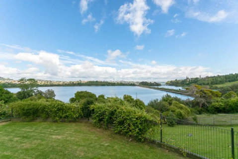 Sunny Poolside Studio In Meadowbank - Accommodation New Zealand 1