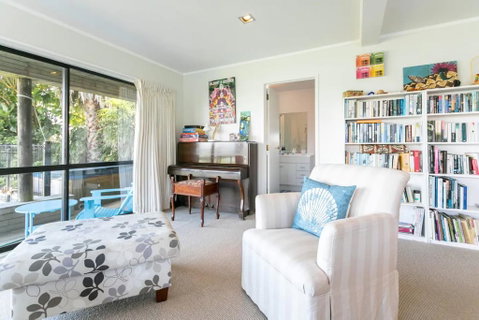 Sunny Poolside Studio In Meadowbank - Accommodation New Zealand 3