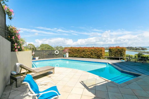Sunny Poolside Studio In Meadowbank - Accommodation New Zealand 2