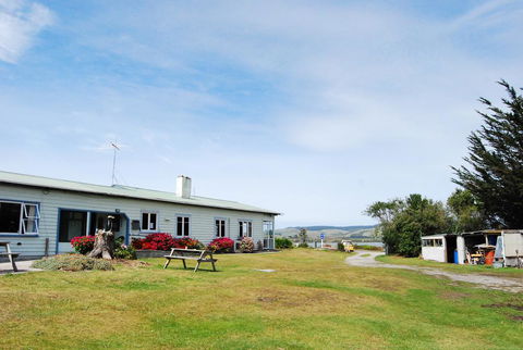 Surat Bay Lodge By The Sea/Backpackers Hostel - Accommodation New Zealand 0