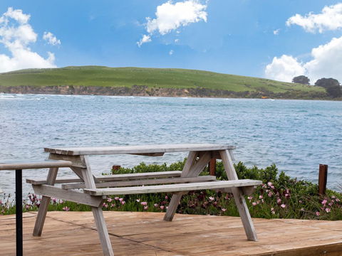 Surat Bay Lodge By The Sea/Backpackers Hostel - Accommodation New Zealand 3