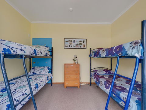 Surat Bay Lodge By The Sea/Backpackers Hostel - Accommodation New Zealand 1