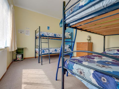 Surat Bay Lodge By The Sea/Backpackers Hostel - Accommodation New Zealand 2