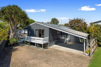 The Beach Hive Bach - Ohope Beach Holiday Home