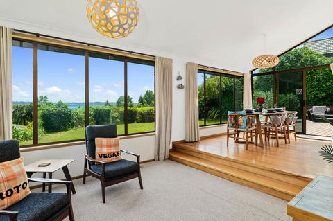 The Bird House - Kawaha Point, Rotorua. Stylish Six Bedroom Home With Space, Views And Relaxed Atmosphere - Accommodation New Zealand 1