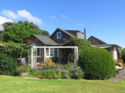 The Farm Cottage - Raglan Holiday Home